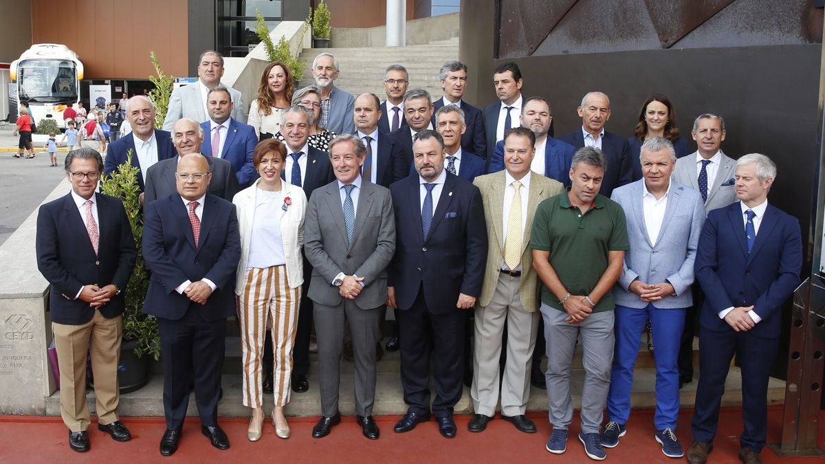 Foto de familia de autoridades leonesas y asturianas en la Feria Internacional de Muestras. | L.N.C. Foto de familia de autoridades leonesas y asturianas en la Feria Internacional de Muestras. | L.N.C.