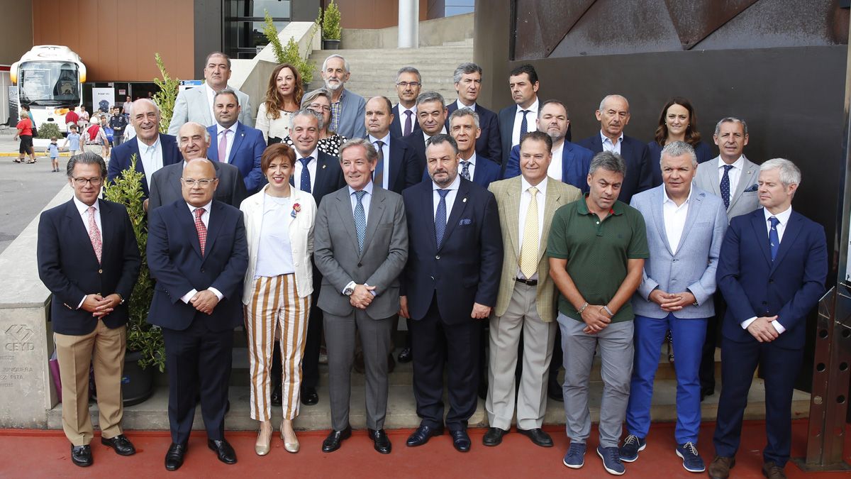 Foto de familia de autoridades leonesas y asturianas en la Feria Internacional de Muestras. | L.N.C.