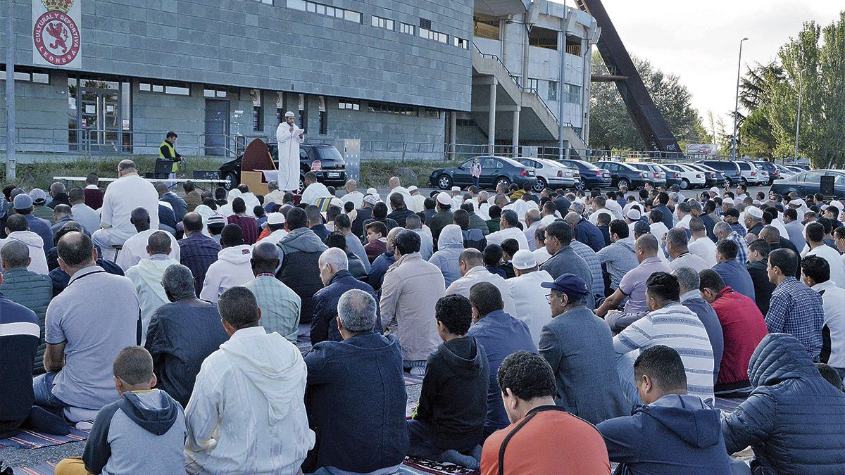 Decenas de musulmanes oraron a primera hora de este domingo junto al estadio con motivo de la Fiesta del Cordero. | L.N.C.
