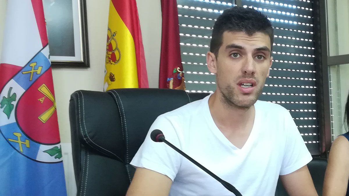 Junior Rodríguez, alcalde de Cacabelos, se encargará del área de Cuentas del Consejo Comarcal. | D.M.