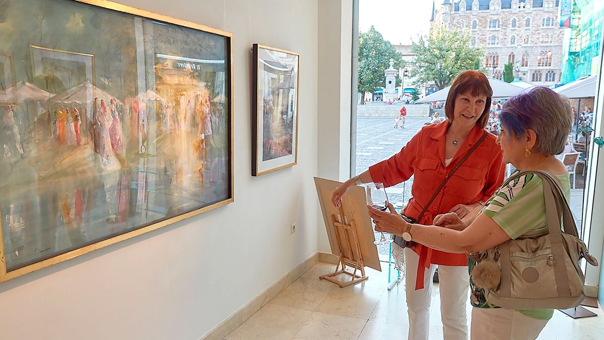 La artista Magdalena España mostrando su obra en la galería de arte Alemi. | JESÚS CASTRILLO