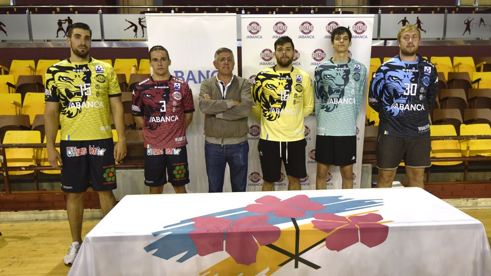 El Abanca Ademar presentó las equipaciones que vestirá la nueva temporada. | SAÚL ARÉN El Abanca Ademar presentó las equipaciones que vestirá la nueva temporada. | SAÚL ARÉN