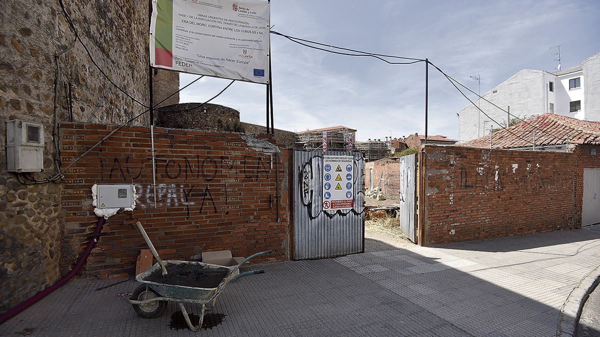 Los andamios cubren ya el tramo de la muralla situado en la Era del Moro para iniciar las tareas de su restauración. | SAÚL ARÉN