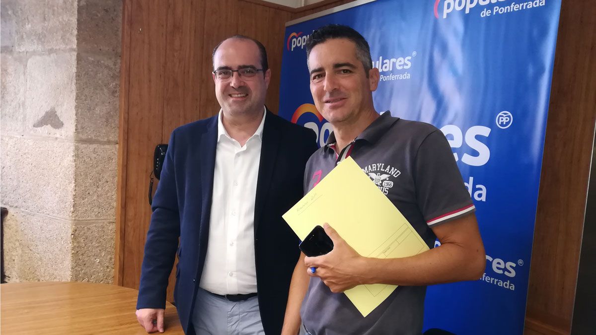 Marco Morala y Roberto Mendo, concejales del PP, en la rueda de prensa de este martes. | D.M.