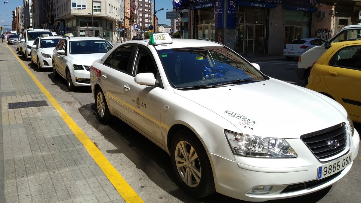 En la actualidad, los taxistas están aparcados en la calle Gómez Núñez. | MAR IGLESIAS