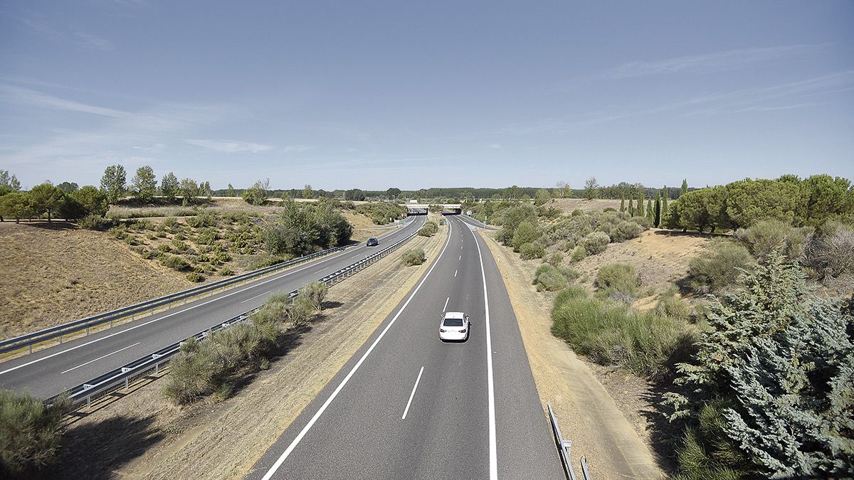 Vista de la autovía A-231 a su paso por el término municipal de Sahagún, una de las cuatro vías de alta capacidad gratuitas de la provincia. | SAÚL ARÉN