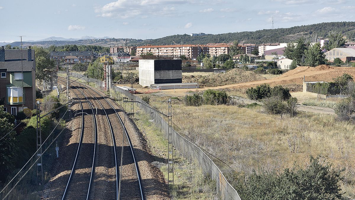 Los pilares del puente ya se pueden ver sobre las vías del tren. | SAÚL ARÉN Los pilares del puente ya se pueden ver sobre las vías del tren. | SAÚL ARÉN