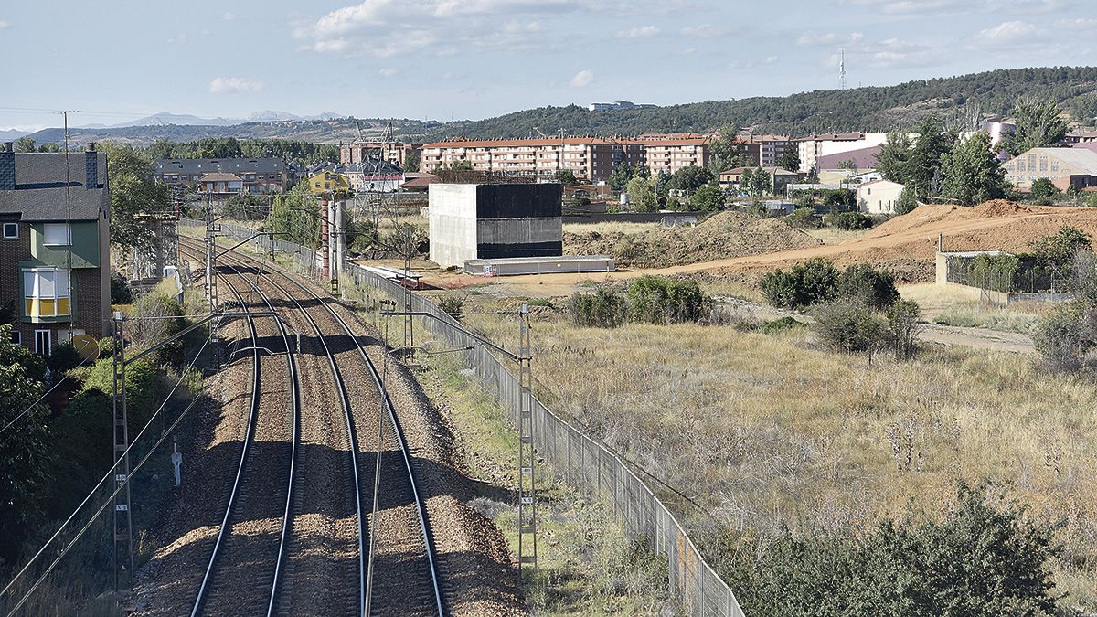 Los pilares del puente ya se pueden ver sobre las vías del tren. | SAÚL ARÉN