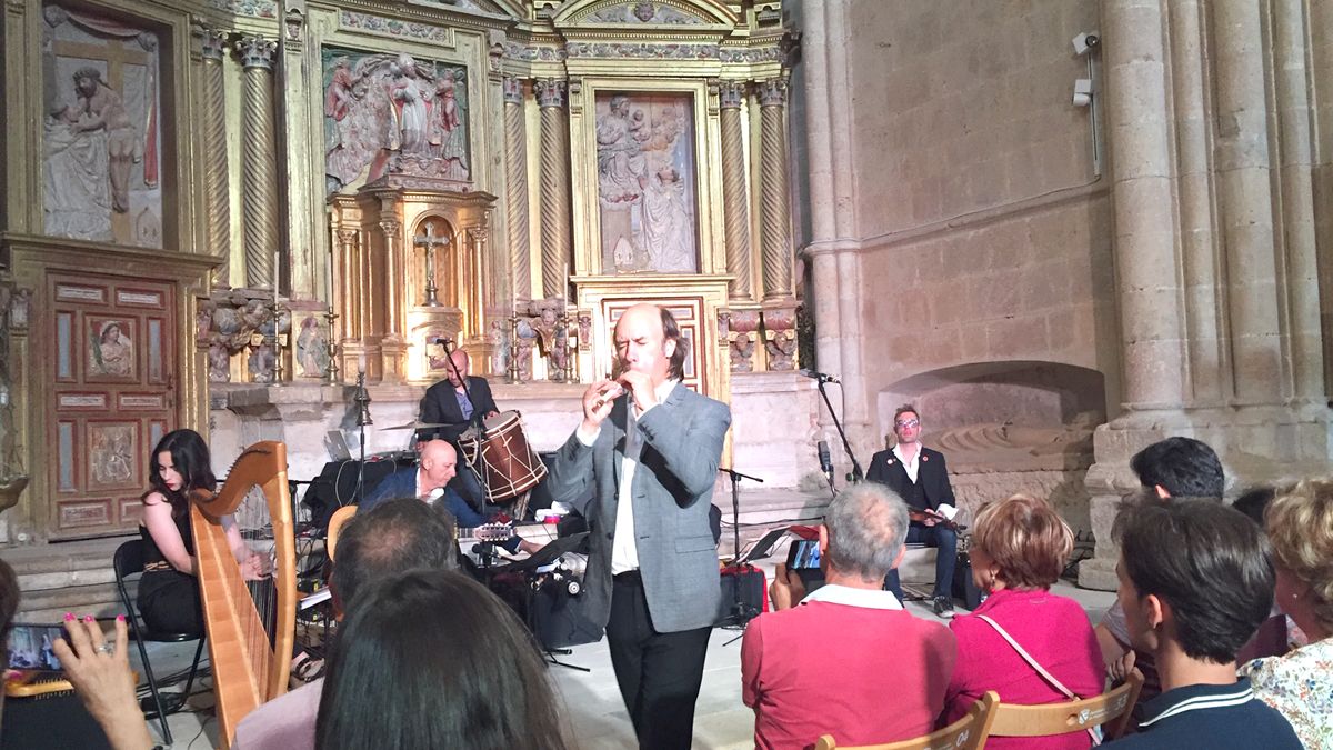 La actuación del gaitero Carlos Núñez este miércoles en el monasterio de Sandoval.