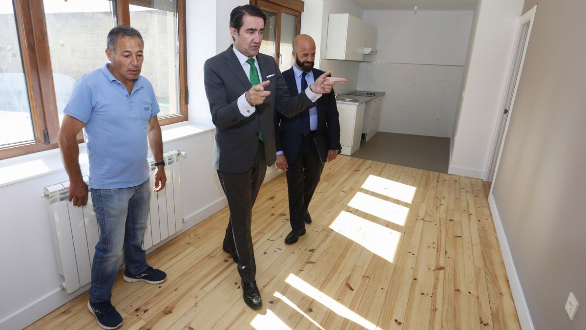 El consejero de Fomento y Medio Ambiente, Juan Carlos Suárez-Quiñones, en la vivienda rehabilitada en Carneros. | ICAL