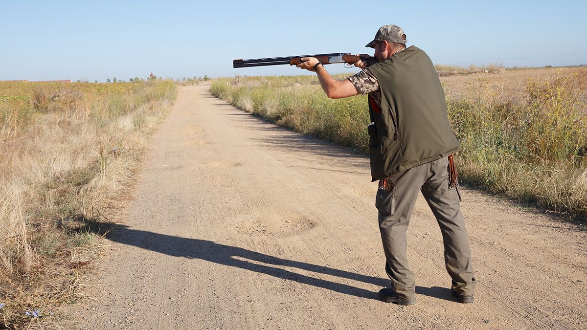 Cazadores del termino de Entrala (Zamora) durante el día de comienzo de la media veda de caza en Castilla y León. | ICAL