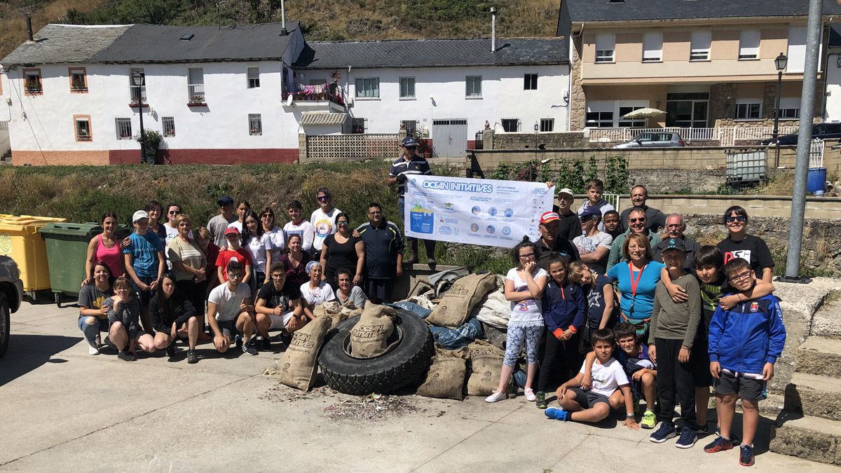 Foto de familia de los participantes en la jornada de limpieza del río Luna. | L.N.C.