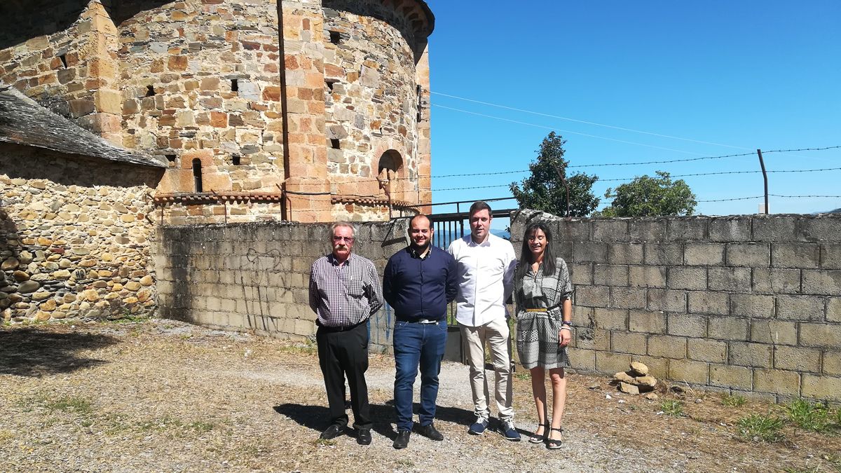 Alonso en la visita a Otero, a las puertas de la iglesia.