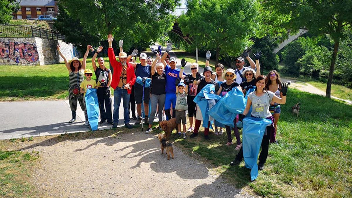 Voluntarios en una de las jornadas de recogida de plásticos en Ponferrada. | P.O.