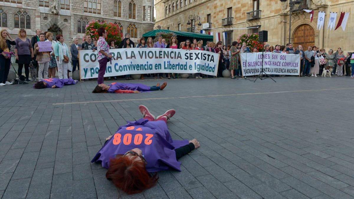 La iniciativa 'Los Lunes sin Sol' recuerda cada semana a las víctimas de la violencia de género. | MAURICIO PEÑA