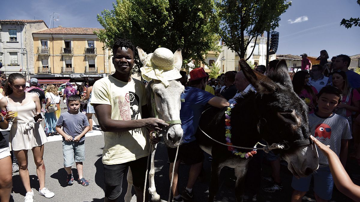 David Bazic, de Burkina-Faso, fue el ganador de la carrera montando al burro Veneros. | SAÚL ARÉN