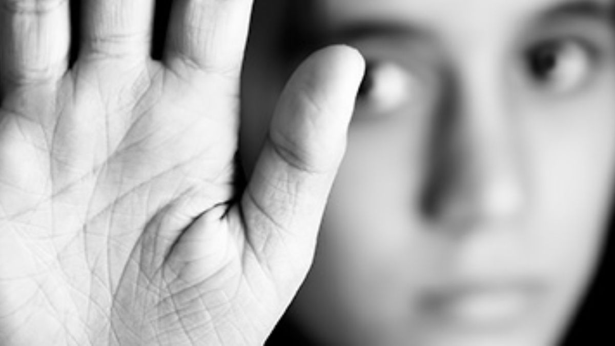 La violencia va muchos más allá de las agresiones físicas, está cada día en nuestros hábitos, diseñados bajo el signo del miedo. La violencia va muchos más allá de las agresiones físicas, está cada día en nuestros hábitos, diseñados bajo el signo del miedo.