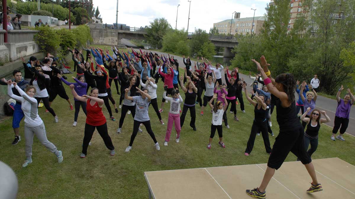 Imagen de archivo de una sesión de zumba en la orilla del Bernesga. | MAURICIO PEÑA Imagen de archivo de una sesión de zumba en la orilla del Bernesga. | MAURICIO PEÑA