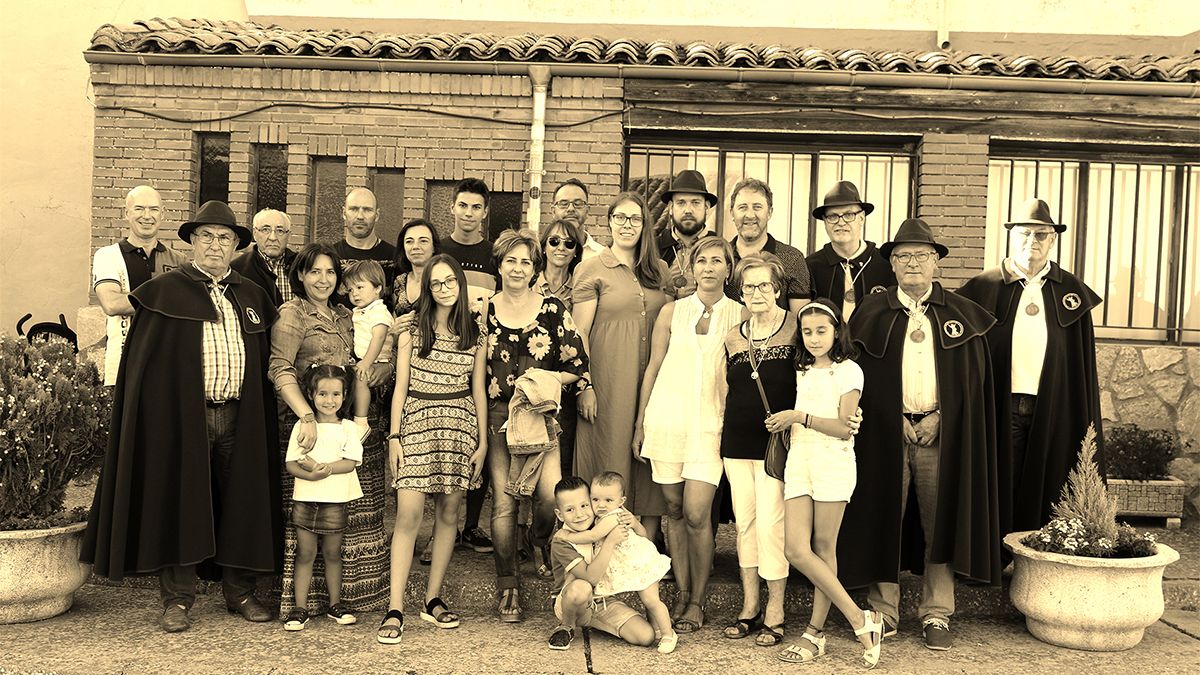 Descendientes de Gregorio Alonso en Arcahueja, en vísperas de la celebración de Nuestra Señora.