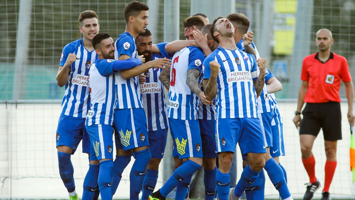 Los jugadores de la Ponferradina celebran un gol durante el pasado ‘playoff’ de ascenso. | IRINA RH