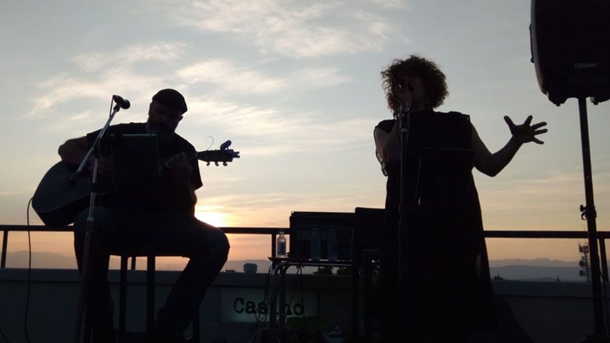 Imagen de un concierto en una terraza del dúo ponferradino de blues Lou & Jane . | Lou&Jane