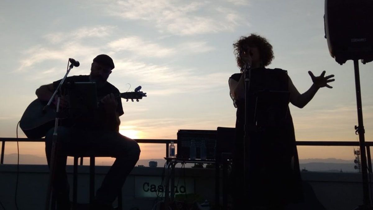 Imagen de un concierto en una terraza del dúo ponferradino de blues Lou & Jane . | Lou&Jane Imagen de un concierto en una terraza del dúo ponferradino de blues Lou & Jane . | Lou&Jane