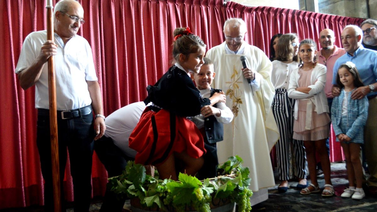 Los niños pisando uvas pasa sacar el primer mosto del año en Santa María de Carracedo. | D.M.