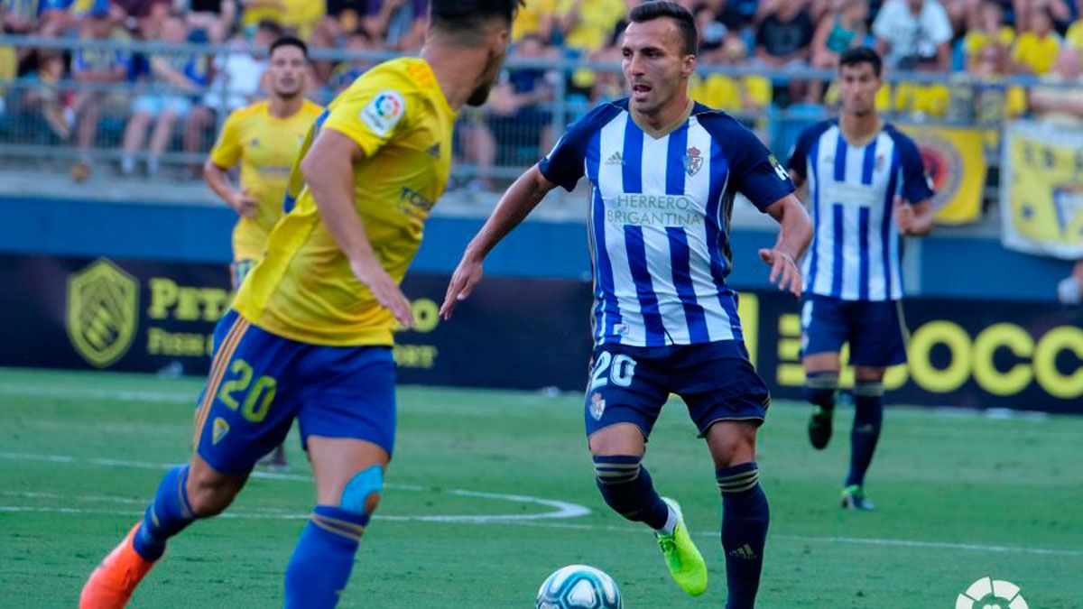 Pablo Valcarce encara a un rival en el choque ante el Cádiz. | LALIGA