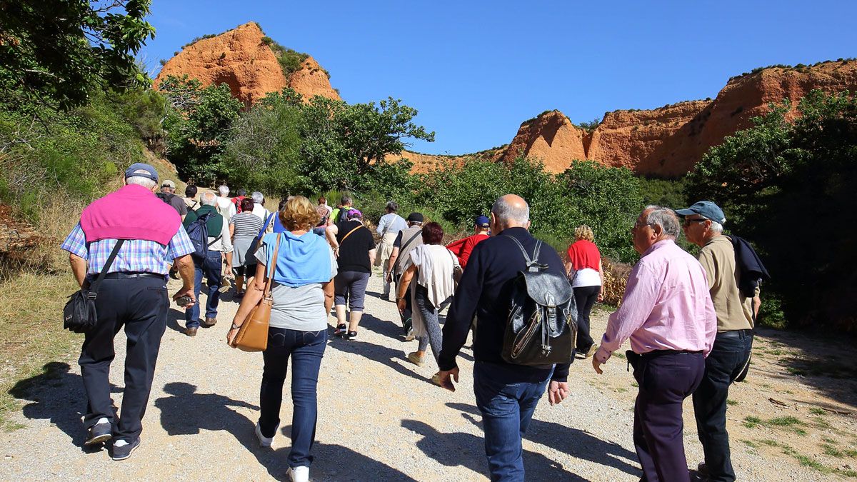 Imagen de archivo de turistas en Las Médulas, que este puente recibieron más de 18.000 visitantes, según estiman los municipios. | Ical