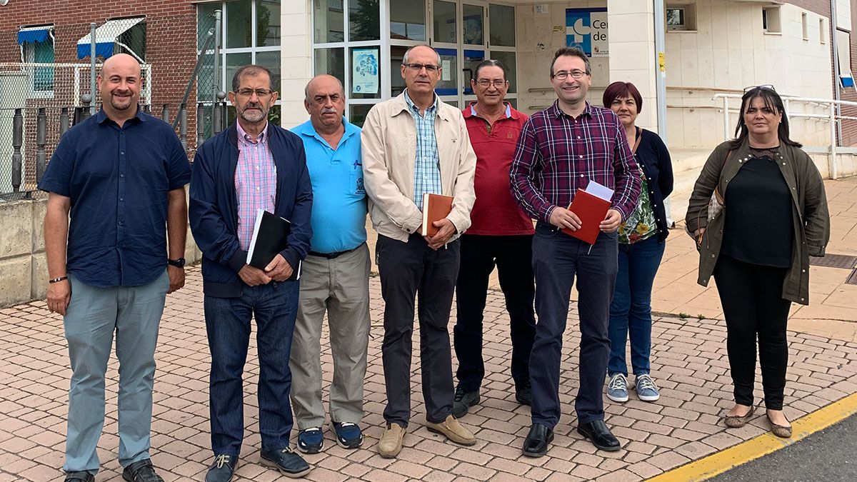 Alcaldes de la zona del Órbigo reunidos en Benavides de Órbigo. | L.N.C.