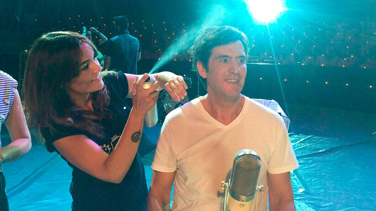 La estilista Mirta Fernández da el último retoque a Manolo Tena durante la grabación del videoclip. | TW IMAGEN La estilista Mirta Fernández da el último retoque a Manolo Tena durante la grabación del videoclip. | TW IMAGEN