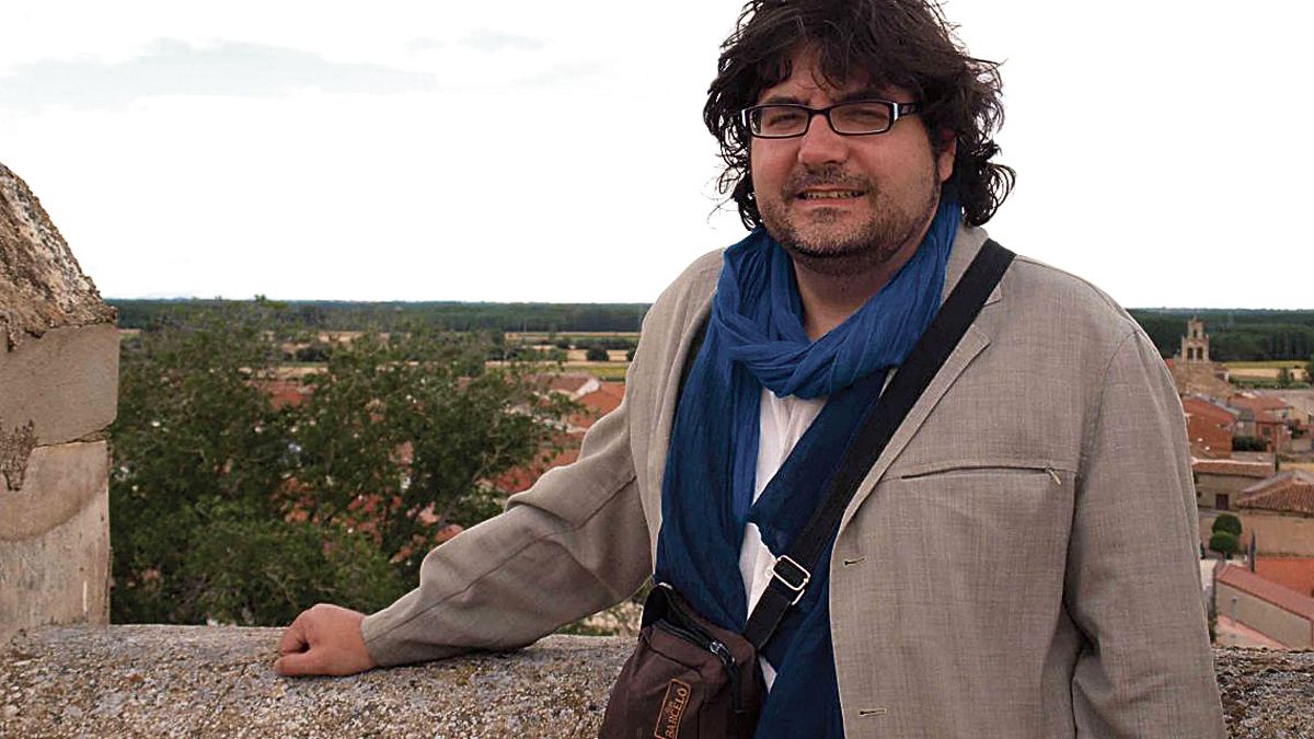 El escritor berciano Manuel Cuenya presenta este miércoles su último libro en el Museo de Cacabelos.