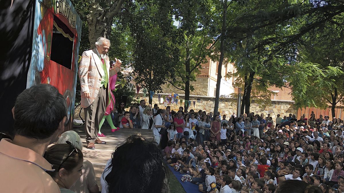 Un momento de ‘La hora de Peneque’, en el Jardín de la Sinagoga de Astorga. | P.F.