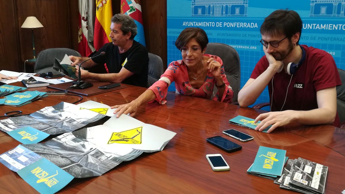 Valera, Conceoción de Vega y Gio Yáñez, con el cartel del festival, en la rueda de prensa.| D.M