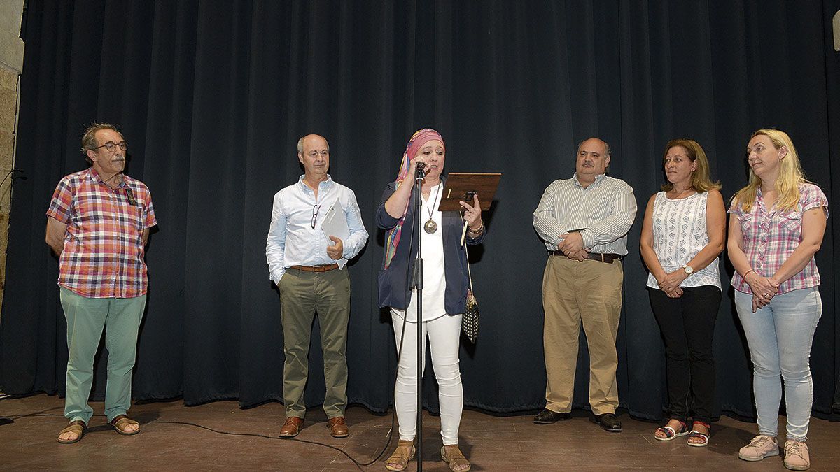Toño Morala recibió este martes en Mansilla el aplauso de sus compañeros del Ágora de Poesía. | MAURICIO PEÑA Toño Morala recibió este martes en Mansilla el aplauso de sus compañeros del Ágora de Poesía. | MAURICIO PEÑA
