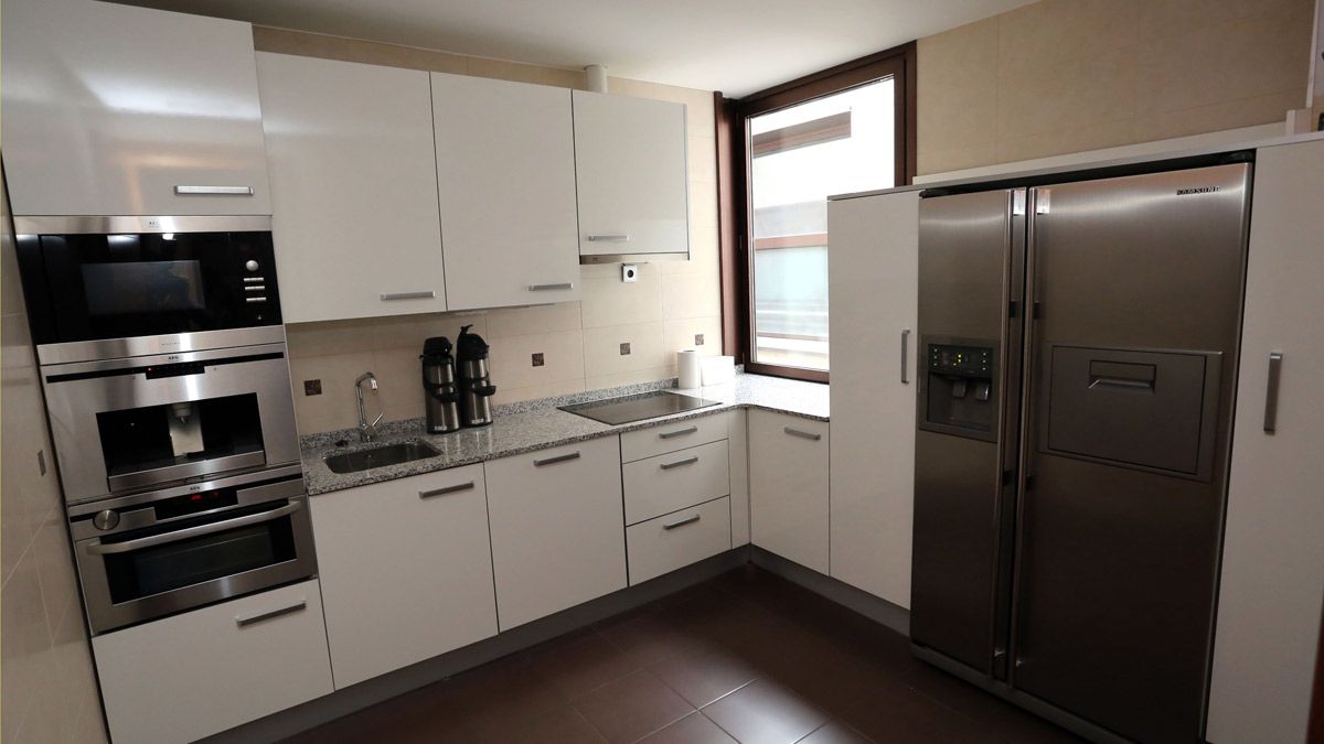 Cocina del apartamento reservado para el presidente del Parlamento Autonómico en la sede de las Cortes de Castilla y León. | ICAL