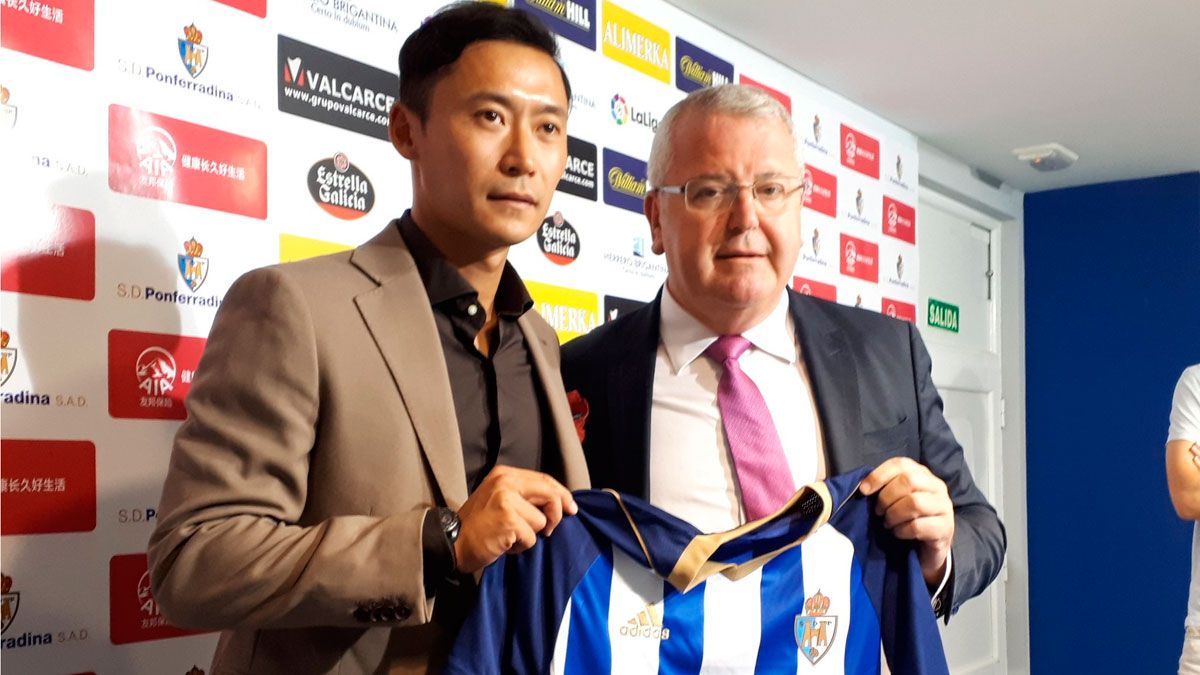 Leilei Gao, junto a Alfonso Rodríguez durante su presentación como jugador de la Deportiva. | SD PONFERRADINA