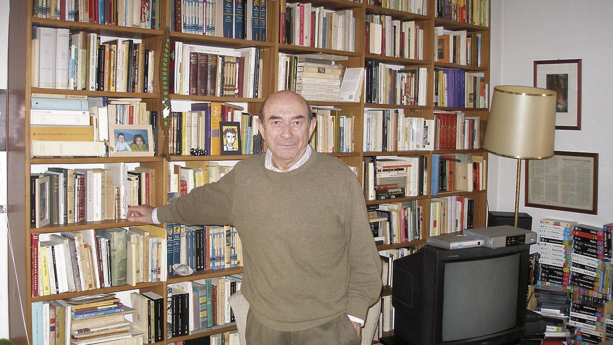 Barnardino Martínez Hernando en su ámbito natural, rodeado de librosm em su casa de Madrid, rodeada asimismo de recuerdos de su pueblo, Mansilla.