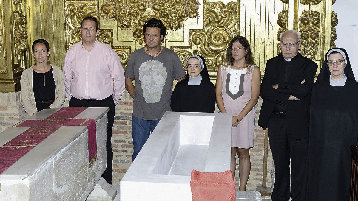 Solo siete personas estuvieron presentes en el traslado de los restos de Alfonso VI y sus esposas al nuevo sarcófago, obra de Amancio González. | L.N.C.