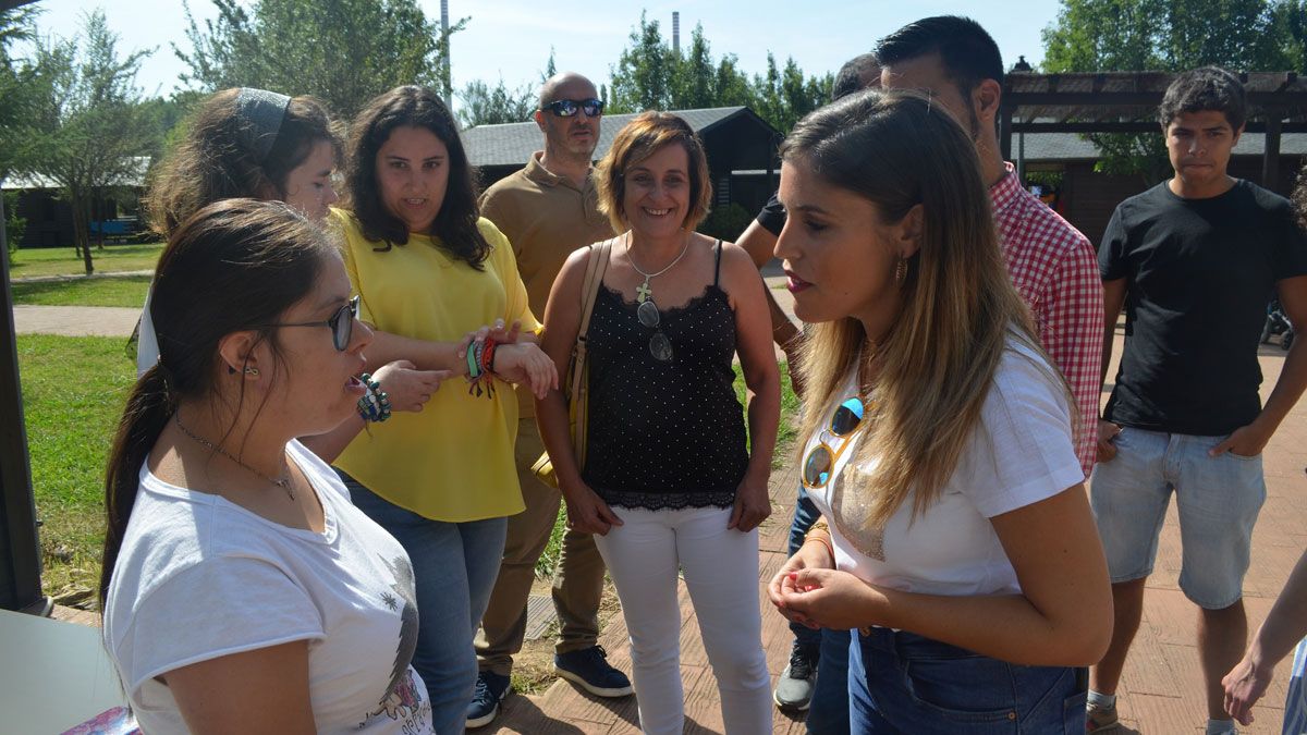 Estela López en su visita a los participantes en el campamento.| ASPAYM