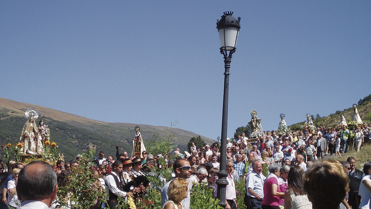 Procesión de La Vigen de Viforcos acompañada de otras imágenes marianas.