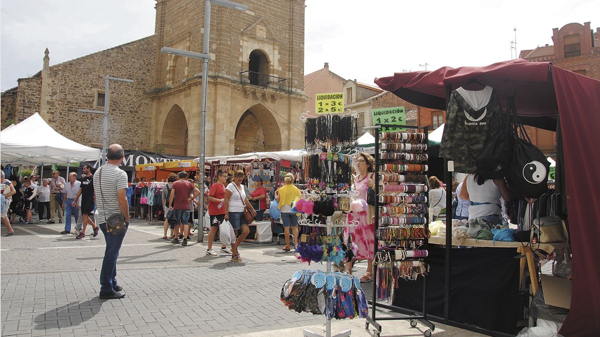 El evento se celebra dos veces al año y cuenta con un amplio número de comerciantes interesados en llevar sus productos a la Plaza Mayor. | ABAJO