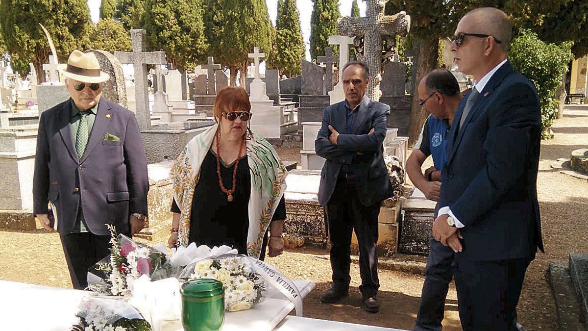 Los familiares del poeta y el alcalde junto a sus cenizas en el cementerio.
