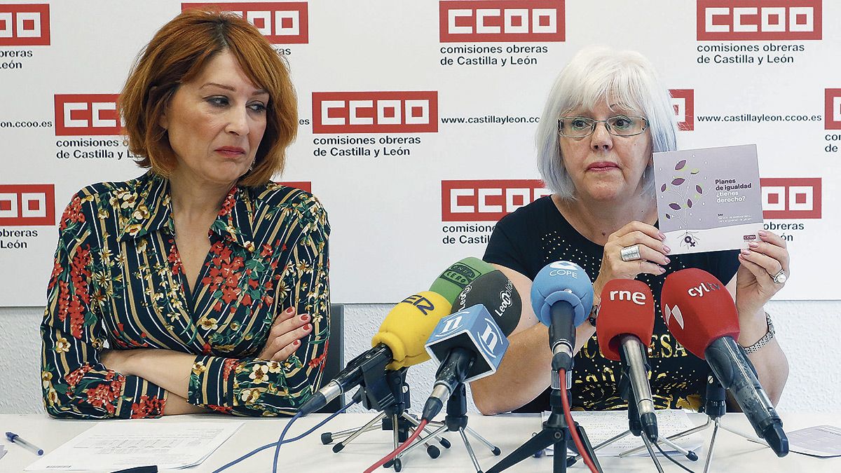 La agente de Igualdad de Comisiones Obreras (CCOO), Ana Olego, y la secretaria de Igualdad, Rosa Castro, durante la rueda de prensa. | ICAL