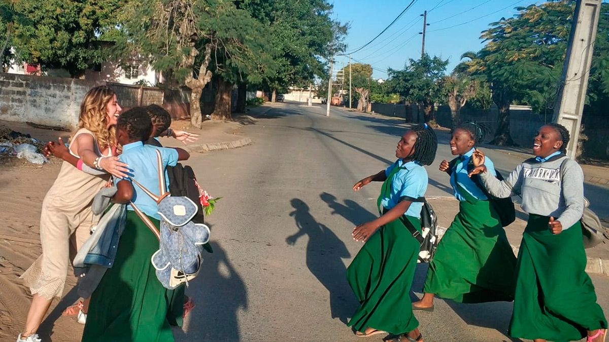 Una de las leonesas voluntarias del programa de La Caixa, Rosabel Blanco, junto a varias niñas de Mozambique. | L.N.C.