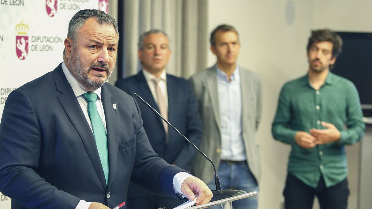 En primer término, el presidente de la Diputación, Eduardo Morán, al fondo, de izquierda a derecha, Dorado, Sen y López Presa. | ICAL
