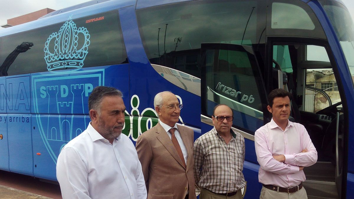 Fernández Nieto (I), Escudero (2I), De la Riva (2D) y Domínguez (D) ayer junto al nuevo autobús.| L. N. C.