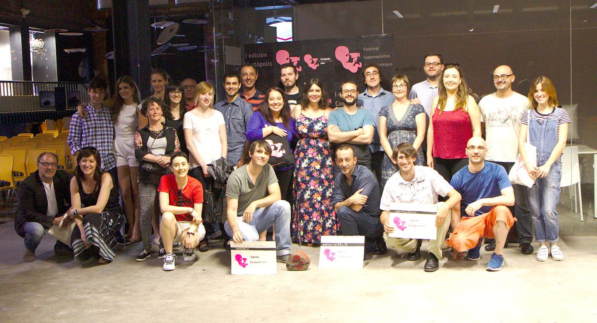 Foto de familia de los representantes de los tres cortos ganadores y de las entidades organizadoras del Festival Cortópolis León. | L.N.C.