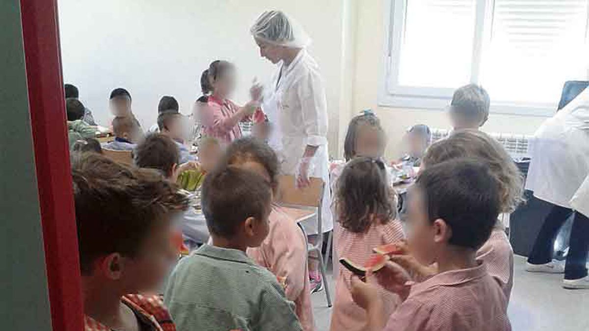 Los padres denuncian que los niños tienen que comer el postre de pie en el comedor.