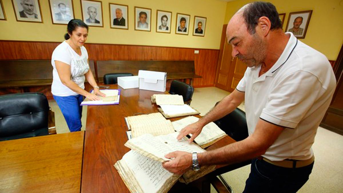 Meléndez y la alcaldesa con los documentos a digitalizar. | ICAL